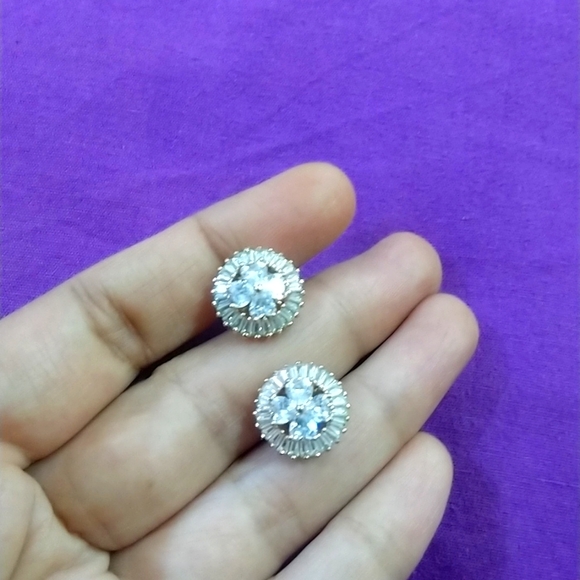 Jewelry - Gorgeous AD studs